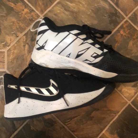 Nice pair of shoes Nike team hustle quick shoes size 5 kids black and white. - Picture 3 of 4